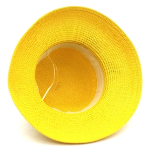 Vista interna del cappello da sole in paglia giallo brillante con fascia e nastri regolabili