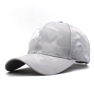 Graue Camouflage-Baseballkappe aus atmungsaktivem Stoff mit weißen Doppelnaht-Details