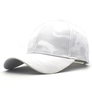 Detailansicht der weißen Baseballkappe mit Camouflage-Textur und Jacquard-Gewebe-Struktur