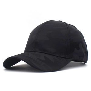 Draufsicht auf eine dunkle Camouflage-Baseballkappe mit Sechs-Panel-Design und gebogenem Schirm