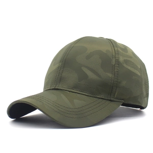 Detailansicht der armeegrünen Camo-Baseballkappe mit atmungsaktivem Stoff und Schirm