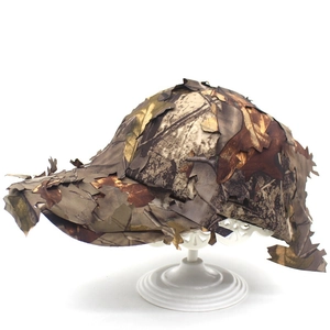 Macro-opname van de bionische 3D-bladcamouflagepet met realistische esdoornbladeren