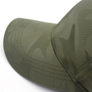 Detail der armee-grünen Camouflage-Kappe mit strukturiertem Stoff und präzisen Nähten