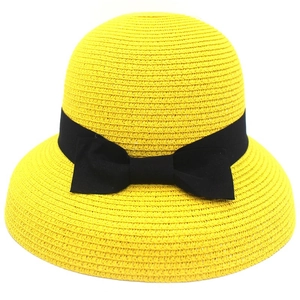 Elegante cappello da sole in paglia gialla per donna con un raffinato fiocco nero in nastro