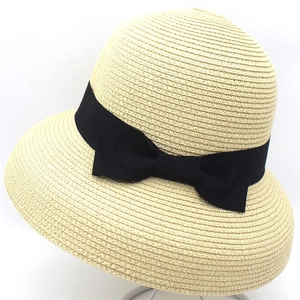 Cappello da sole in paglia intrecciata beige da donna con elegante fiocco nero