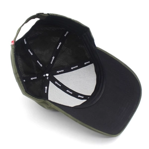 Innenansicht der grünen Baseballkappe mit Sport-Logo-Band und Metallverschluss