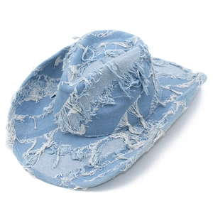 Détail des bords effilochés et de la texture denim vieilli sur ce chapeau de cowboy bleu