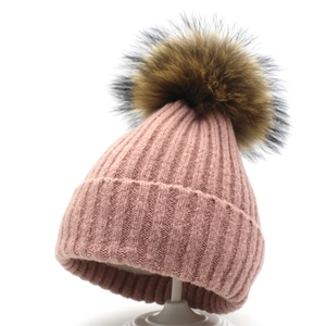 Winter Damen Strickmütze in Rosa mit großem flauschigem Echtpelz Bommel aus Waschbär