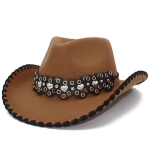 Chapeau de cowboy marron avec ceinture en cuir à cœurs et bord tressé noir élégant