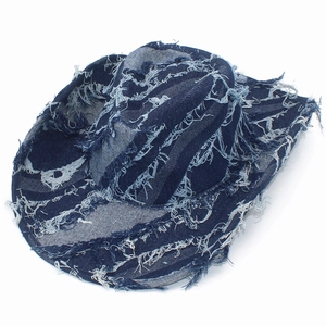 Détail d'un chapeau de cowboy en denim avec bords effilochés et finitions vintage usées
