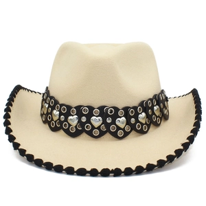 Détail d'un chapeau de cowboy avec rivets en cœur sur bande en cuir et bordure tressée