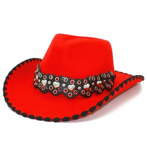 Chapeau de cowboy rouge en feutre avec bordure cousue noire et ruban à motifs de cœurs argent