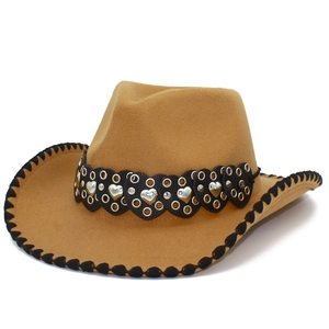Chapeau de cowboy en feutre camel avec clous en cœur argentés et bord cousu noir chic