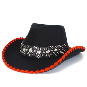 Chapeau de cowboy en feutre noir avec bordure rouge et ceinture à rivets cœur en métal