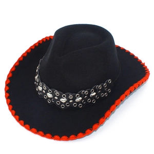Détail du chapeau de cowboy noir avec surpiqûres rouges et ceinture à clous cœur