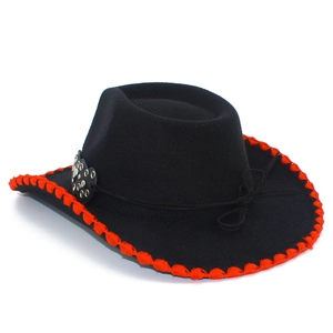Détail du chapeau de cowboy avec bord brodé rouge et boucle en strass en forme de coeur