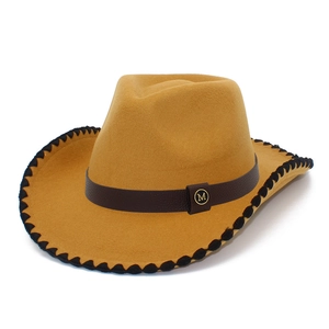 Chapeau de cowboy en feutre jaune gingembre avec bande en cuir et boucle M en métal
