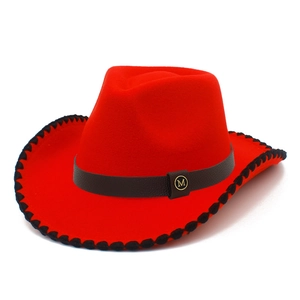Chapeau de cowboy rouge avec ruban en cuir brun et logo M doré sur fond blanc