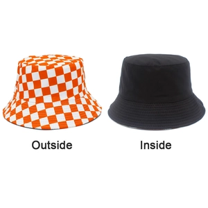 Bob réversible avec motif à damier orange et blanc et face intérieure noire minimaliste