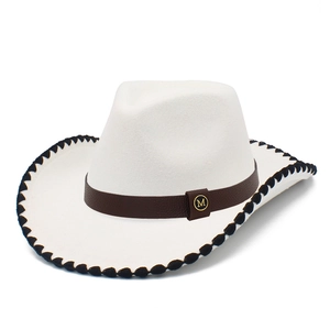 Détail du chapeau de cowboy blanc avec bordure noire cousue et boucle en métal doré M
