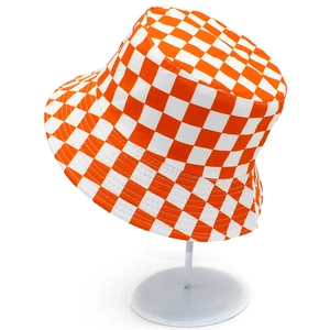 Détail d'un chapeau bob avec motif en damier orange et blanc en tissu sergé