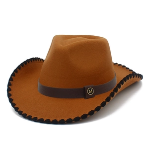 Chapeau de cowboy marron en feutre avec bordure noire et emblème métallique doré M