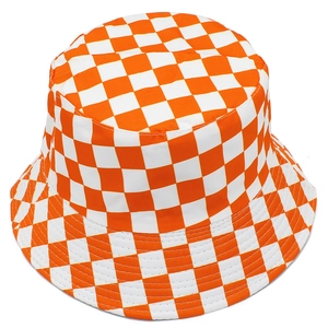 Vue détaillée du chapeau bob à damier orange et blanc avec coutures de bord renforcées
