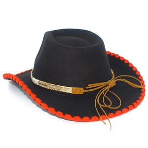 Détail d'un chapeau de cowboy avec bordure rouge contrastée et ruban orné de glands