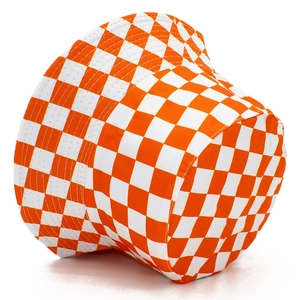 Détail du motif à damier orange et blanc sur un chapeau bob en toile avec bord surpiqué