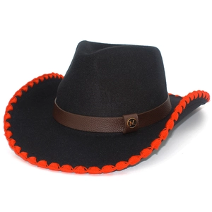 Chapeau de cowboy en feutre noir avec bordure orange tressée et bande en cuir à boucle