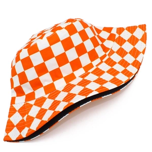 Détail du motif en damier orange et blanc sur le chapeau bob en toile pour hommes