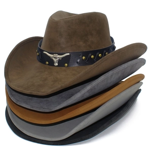 Detaillierte Stapel von Western-Cowboyhüten in mehreren Farben mit Metall-Stierkopf-Deko