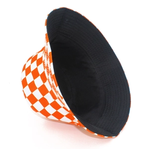 Détail d'un bob avec motif à carreaux orange et blanc et doublure intérieure noire