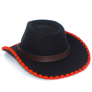 Détail d'un chapeau de cowboy avec couture rouge et bande décorative en simili cuir brun