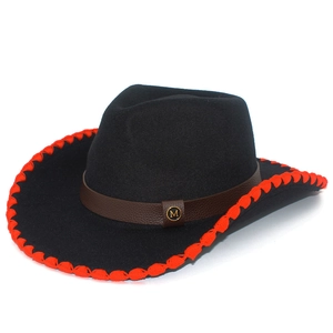 Détail d'un chapeau de cowboy noir avec bord ondulé rouge et sangle en cuir avec badge M doré