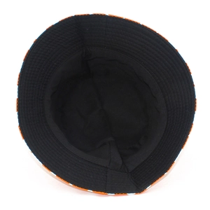 Détail du chapeau bob réversible montrant les coutures renforcées de la doublure noire