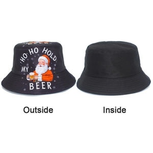 Vue détaillée du chapeau de pêcheur de Noël réversible avec imprimé Ho Ho Hold My Beer