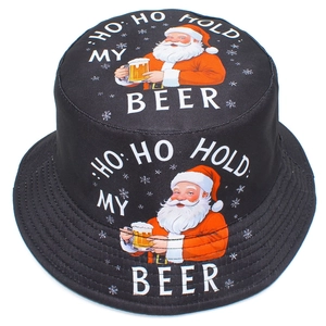 Détail de l'imprimé Père Noël avec bière et texte Ho Ho Hold My Beer sur un chapeau bob noir