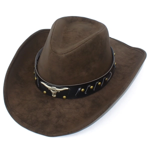 Detailansicht des Bullenkopf-Emblems und der Metallnieten auf einem braunen Cowboyhut