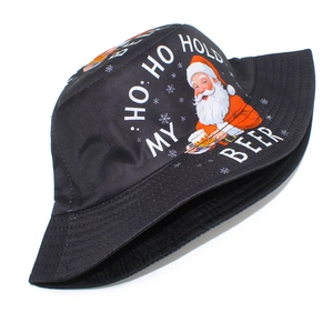 Détail d'un bob de Noël avec motif Père Noël et slogan Ho Ho Hold My Beer imprimé