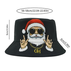 Détail de l'imprimé Père Noël sur chapeau bob noir avec un design graphique rock