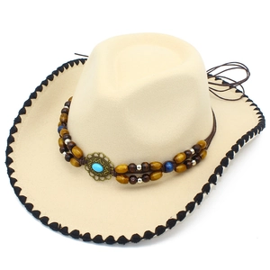 Dettaglio macro di cappello cowboy con fascia etnica di perline e pietra turchese