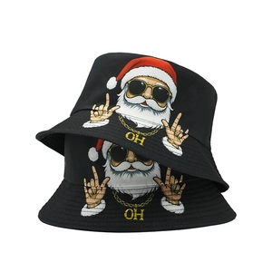 Détail de bobs noirs avec un Père Noël hip-hop portant des lunettes et une chaîne