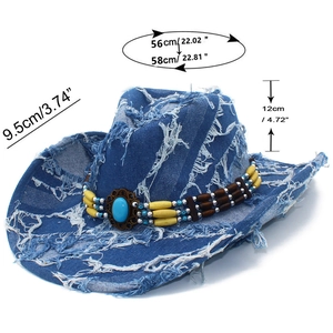 Dettaglio cappello da cowboy in denim blu con bordi sfrangiati e decoro in turchese
