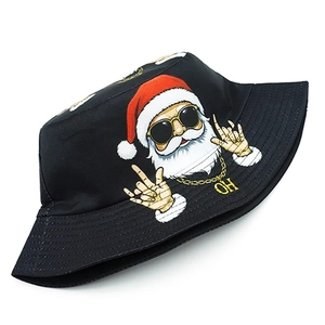 Détail de l'imprimé Père Noël hip-hop avec lunettes sur un chapeau bob en toile noire