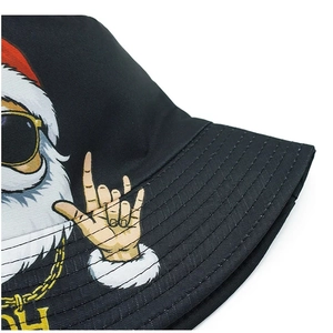 Gros plan d'un bob noir avec imprimé Père Noël hip-hop et détails de couture sur le bord