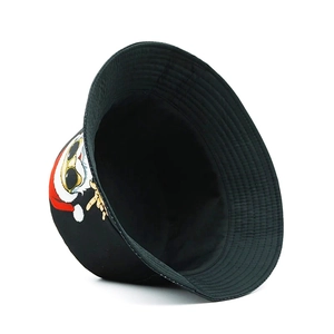 Détail du chapeau bob en coton noir avec motif de Père Noël portant des lunettes de soleil