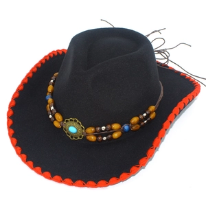 Dettaglio di cappello cowboy con bordo rosso intrecciato e fascia di perline turchesi