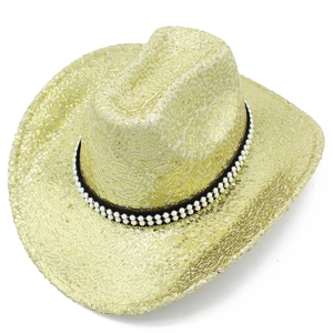 Detailansicht der glänzenden Gold-Pailletten und weißen Perlen auf einem Western Cowboyhut