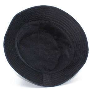 Vue détaillée de l'intérieur du chapeau bob noir avec coutures de bord renforcées